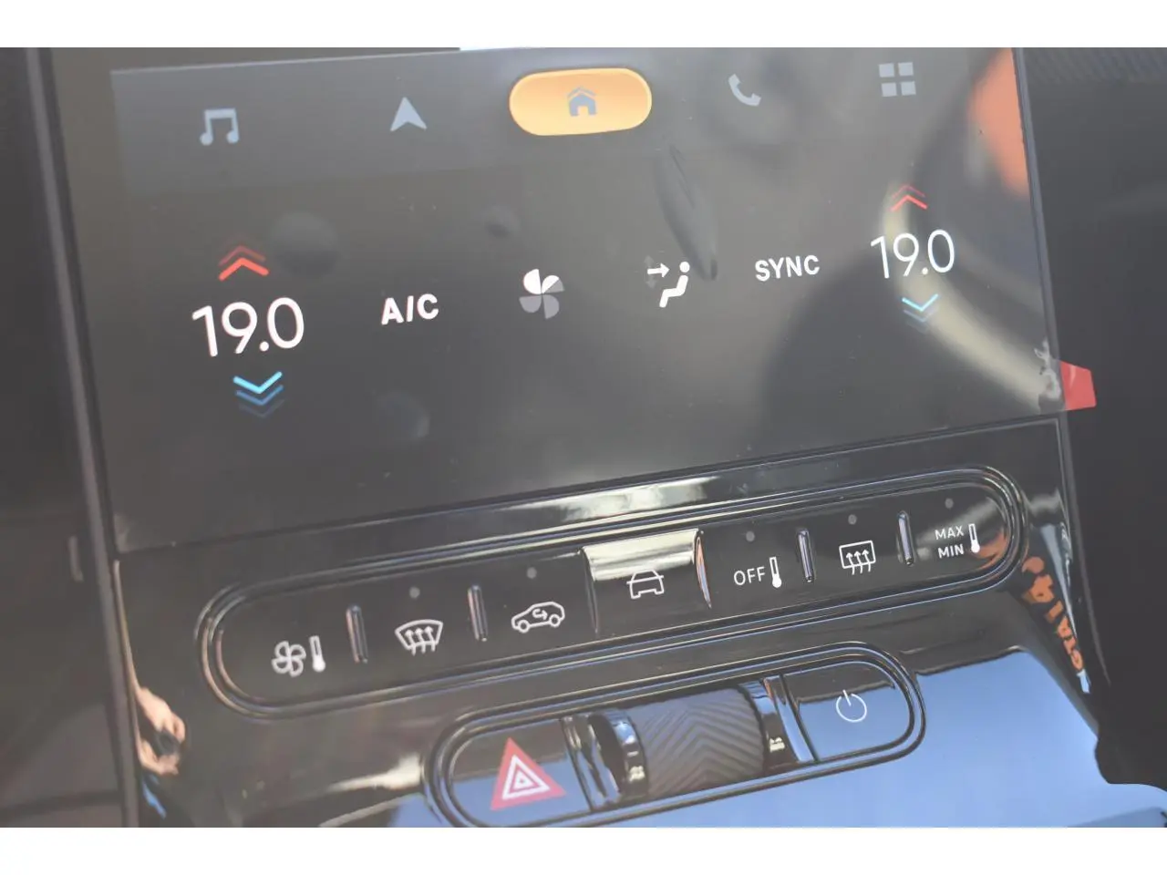 Gros plan sur l’écran tactile et les commandes de climatisation du Citroën C5 Aircross gris 2026.