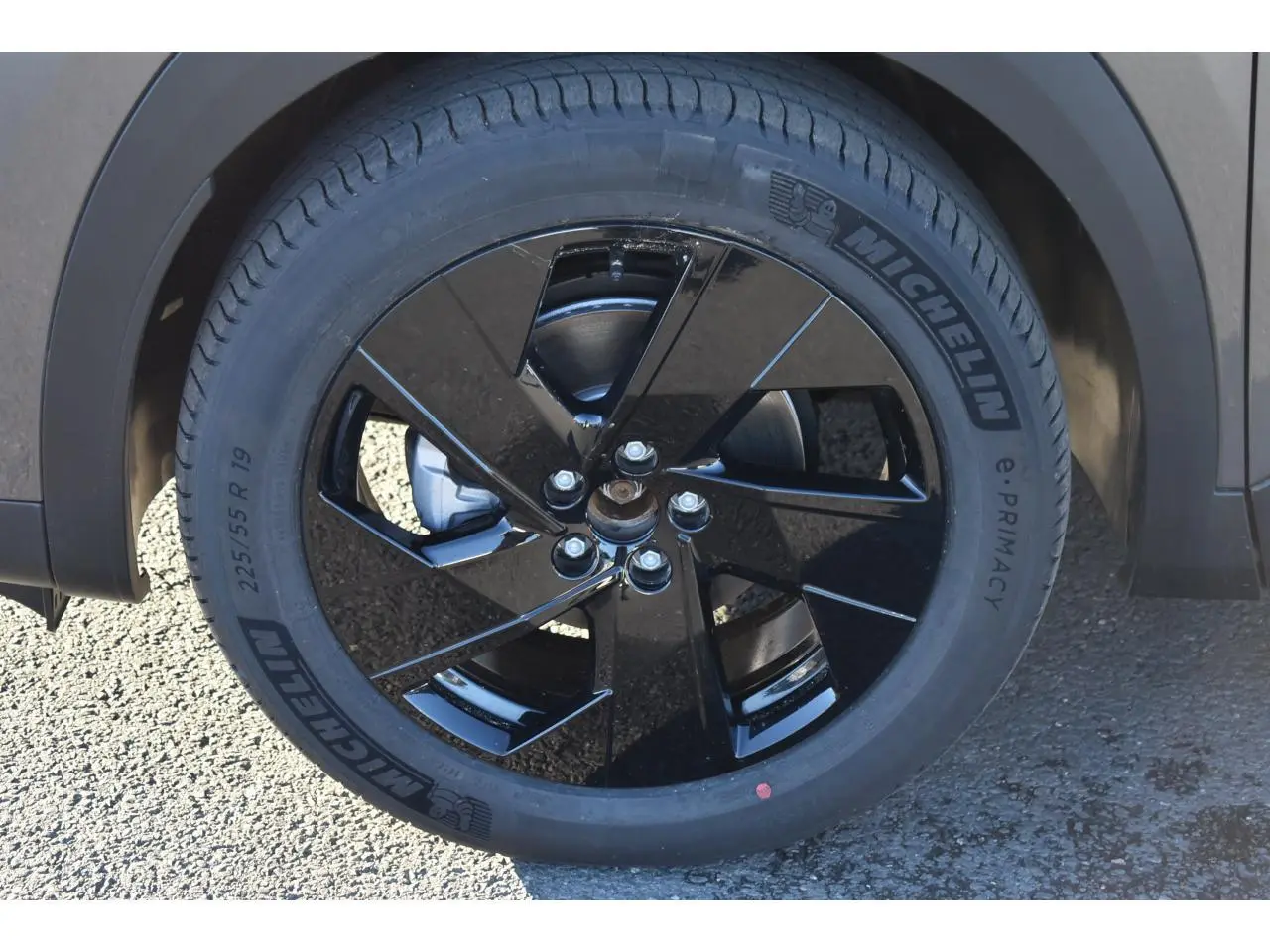 Gros plan sur la roue avant droite avec jante noire brillante du Citroën C5 Aircross gris 2026.