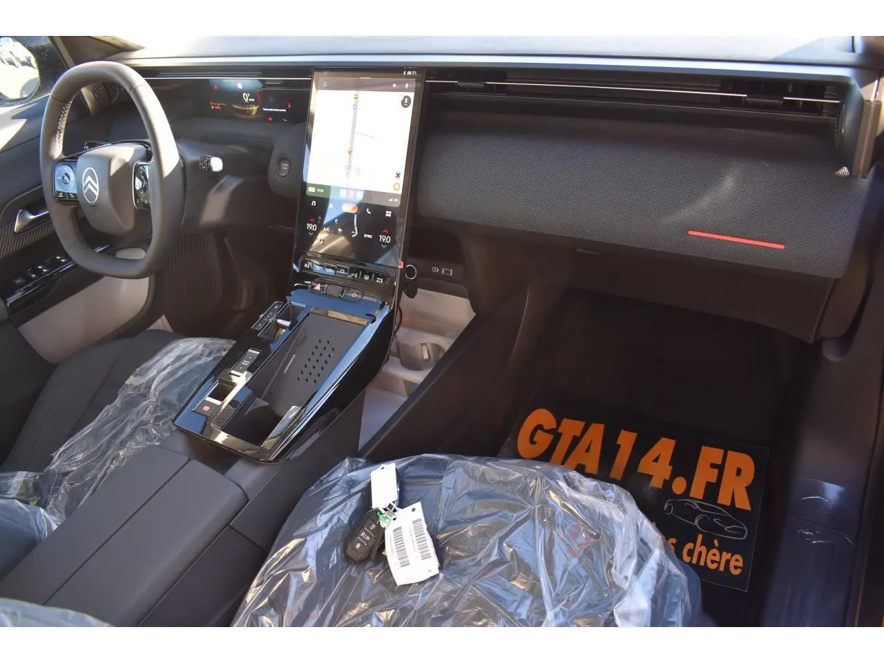 Vue intérieure avant droite du Citroën C5 Aircross gris, avec console centrale tactile verticale et volant multifonction.