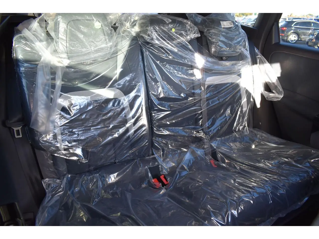Vue intérieure des sièges arrière du Citroën C5 Aircross 2026, protégés par des housses plastiques transparentes.