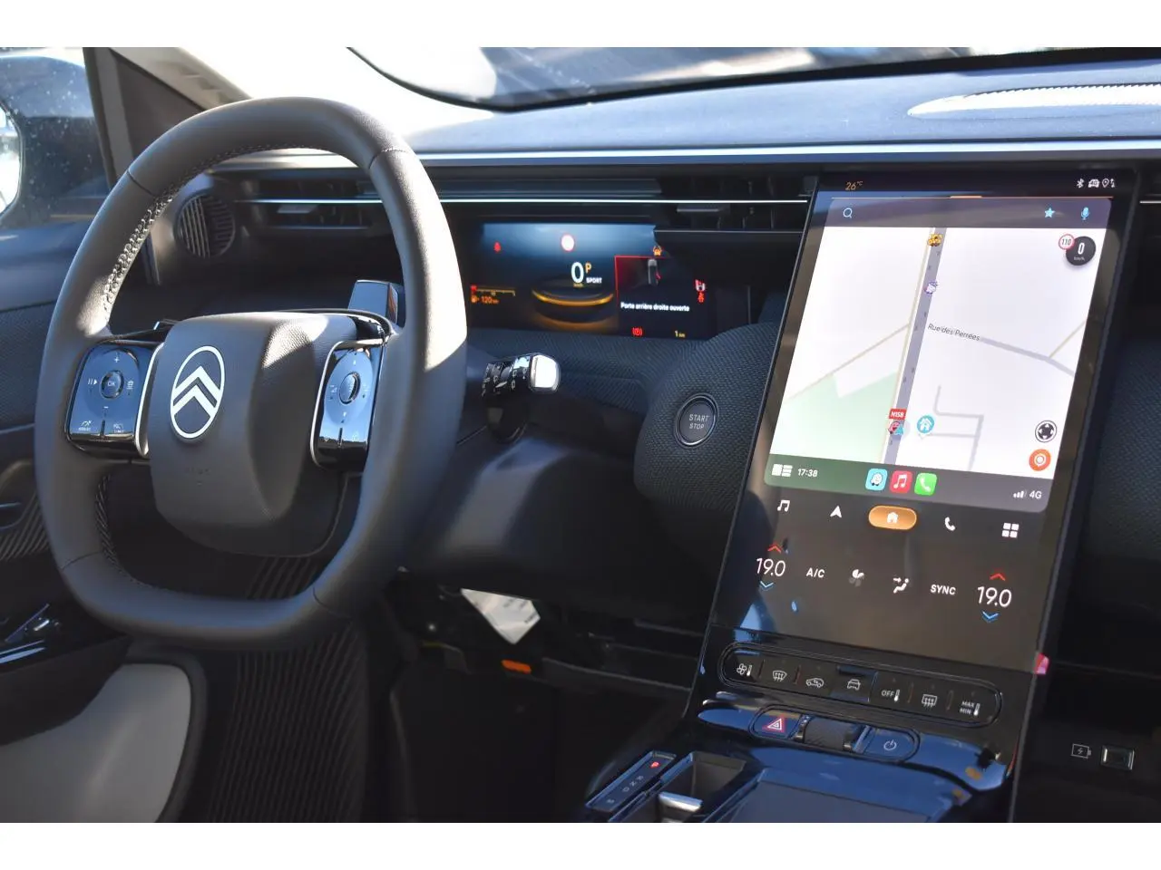 Vue intérieure côté conducteur du Citroën C5 Aircross hybride 2026, avec tableau de bord numérique et grand écran tactile vertical.