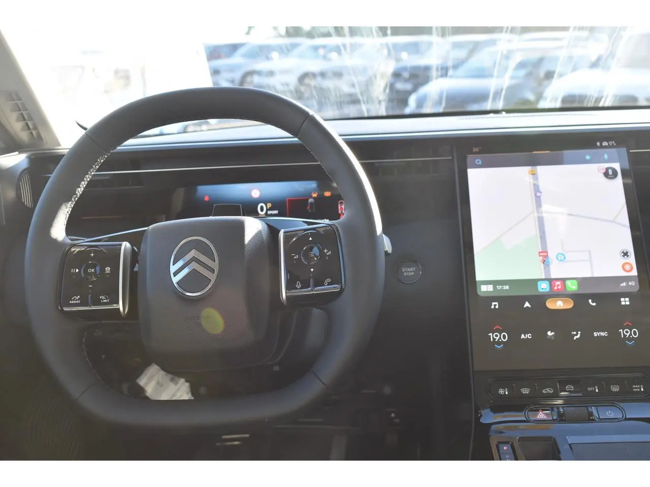 Vue intérieure centrée sur le volant Citroën et l'écran tactile du tableau de bord du C5 Aircross gris.