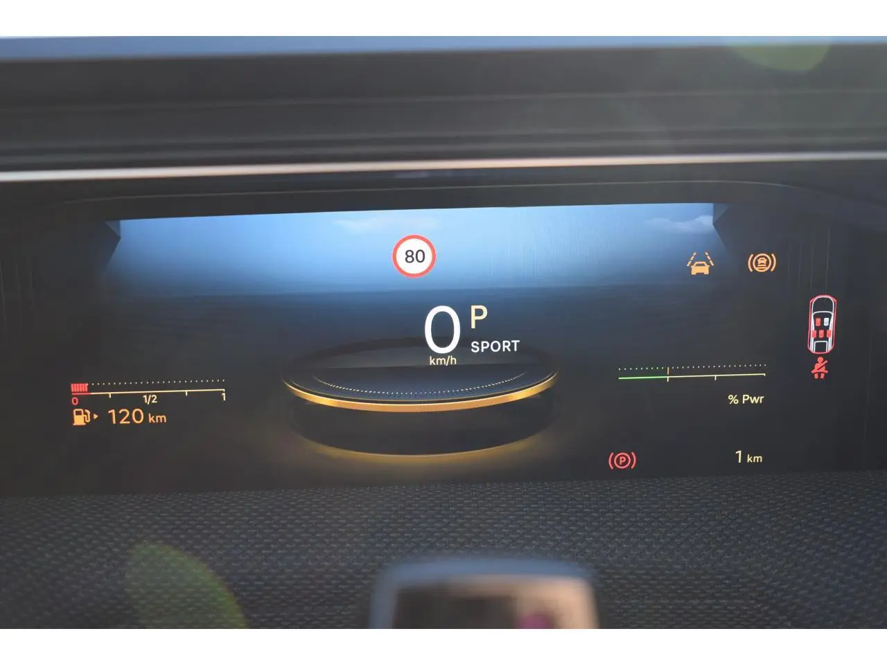 Tableau de bord numérique du Citroën C5 Aircross hybride 2026 affichant la vitesse à 0 km/h en mode Sport.