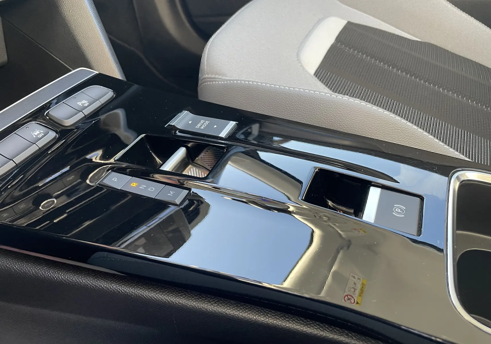 Le levier de vitesse automatique noir brillant de l'Opel Mokka 2023, avec siège gris en arrière-plan.