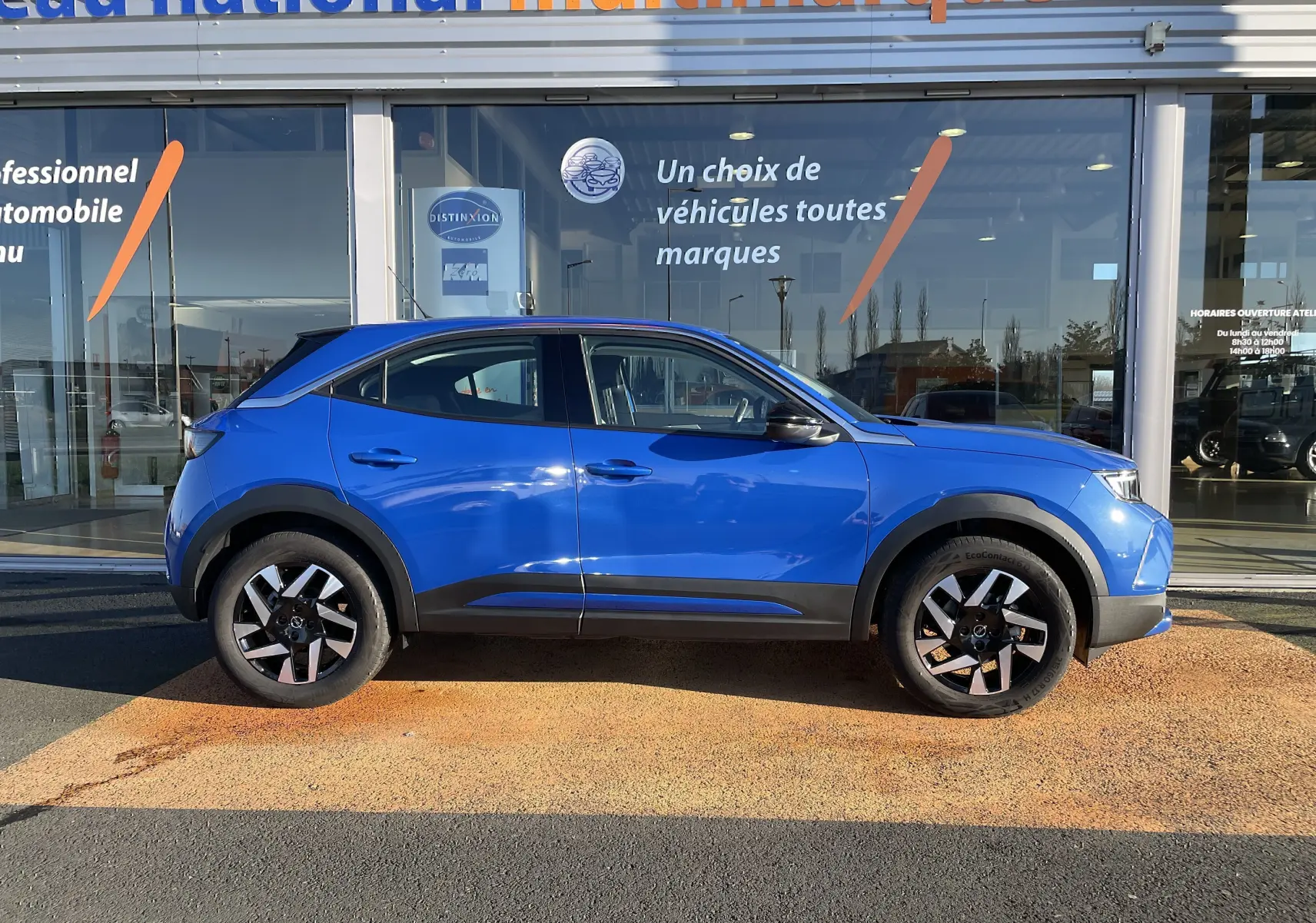 Opel Mokka 2023 bleu Voltak en profil côté gauche, avec jantes alliage et détails noirs contrastants.