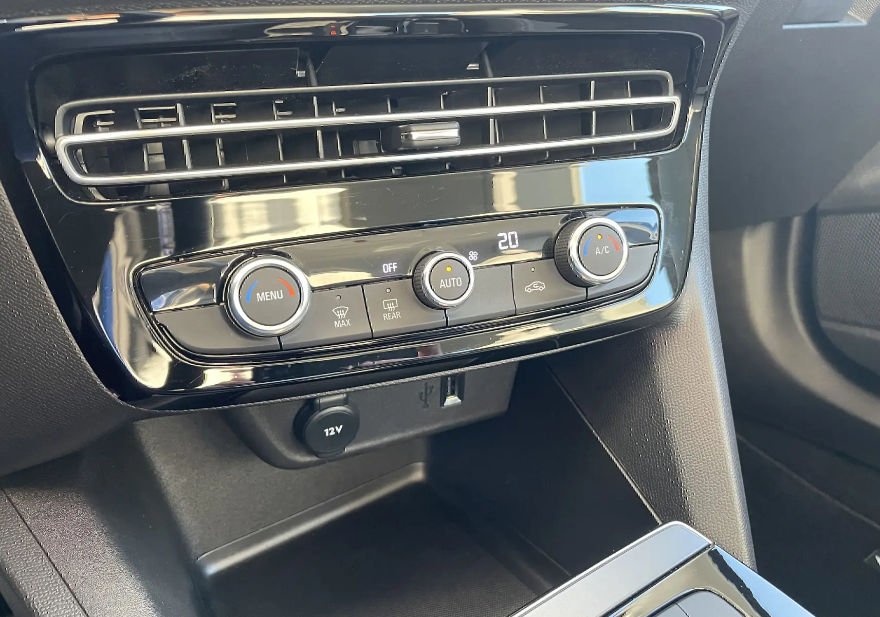 Gros plan sur la commande de climatisation automatique noire de l'Opel Mokka 1.2 Turbo 130ch Elegance Business 2023.