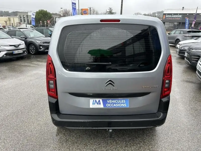 Vue arrière d'un Citroën Berlingo van gris métal 2020 avec feux rouges verticaux et logo Citroën central.