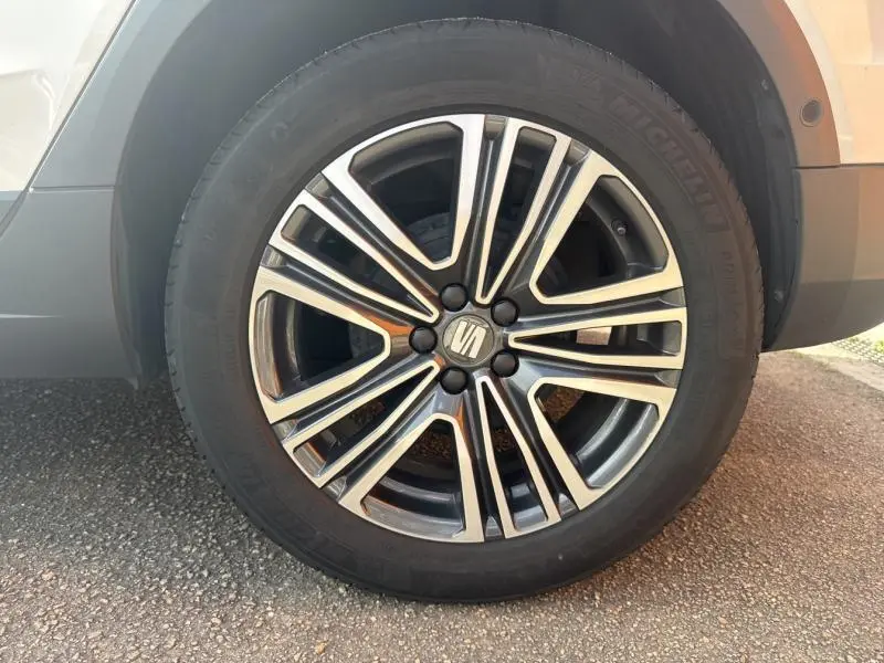 Gros plan sur la jante alliage 17 pouces du côté avant droit d'un SEAT Arona blanc Nevada avec toit gris magnétique.