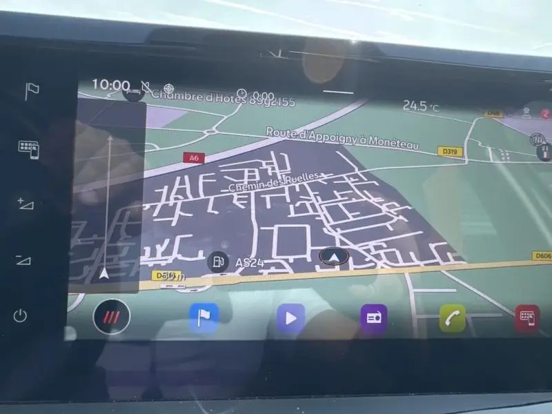 Écran tactile de navigation GPS couleur dans le tableau de bord du SEAT Arona blanc Nevada Métal 2022