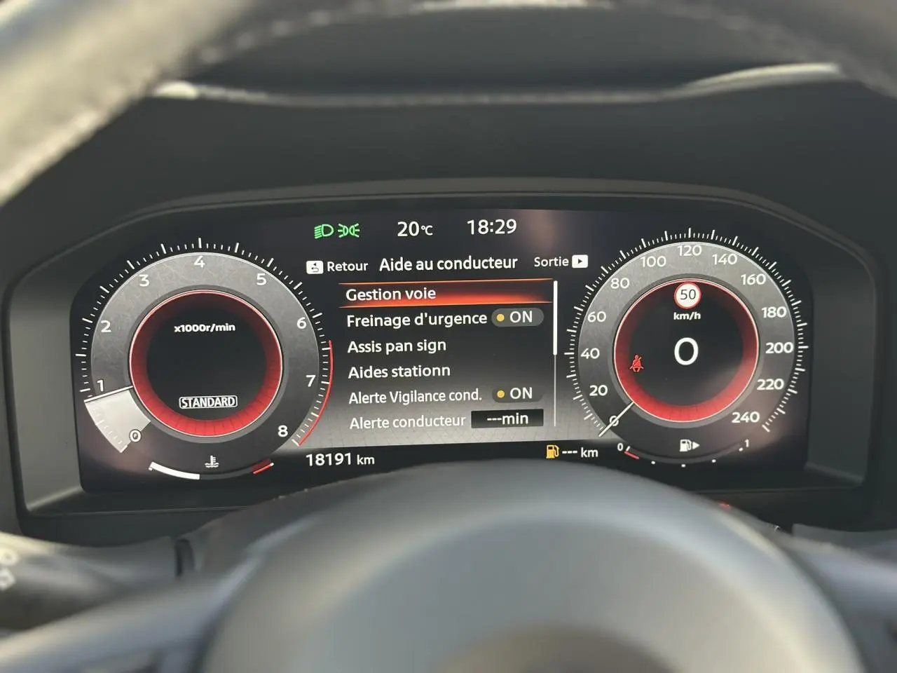 Tableau de bord digital du Nissan Juke 2025 affichant les aides à la conduite et compteurs à 0 km/h.