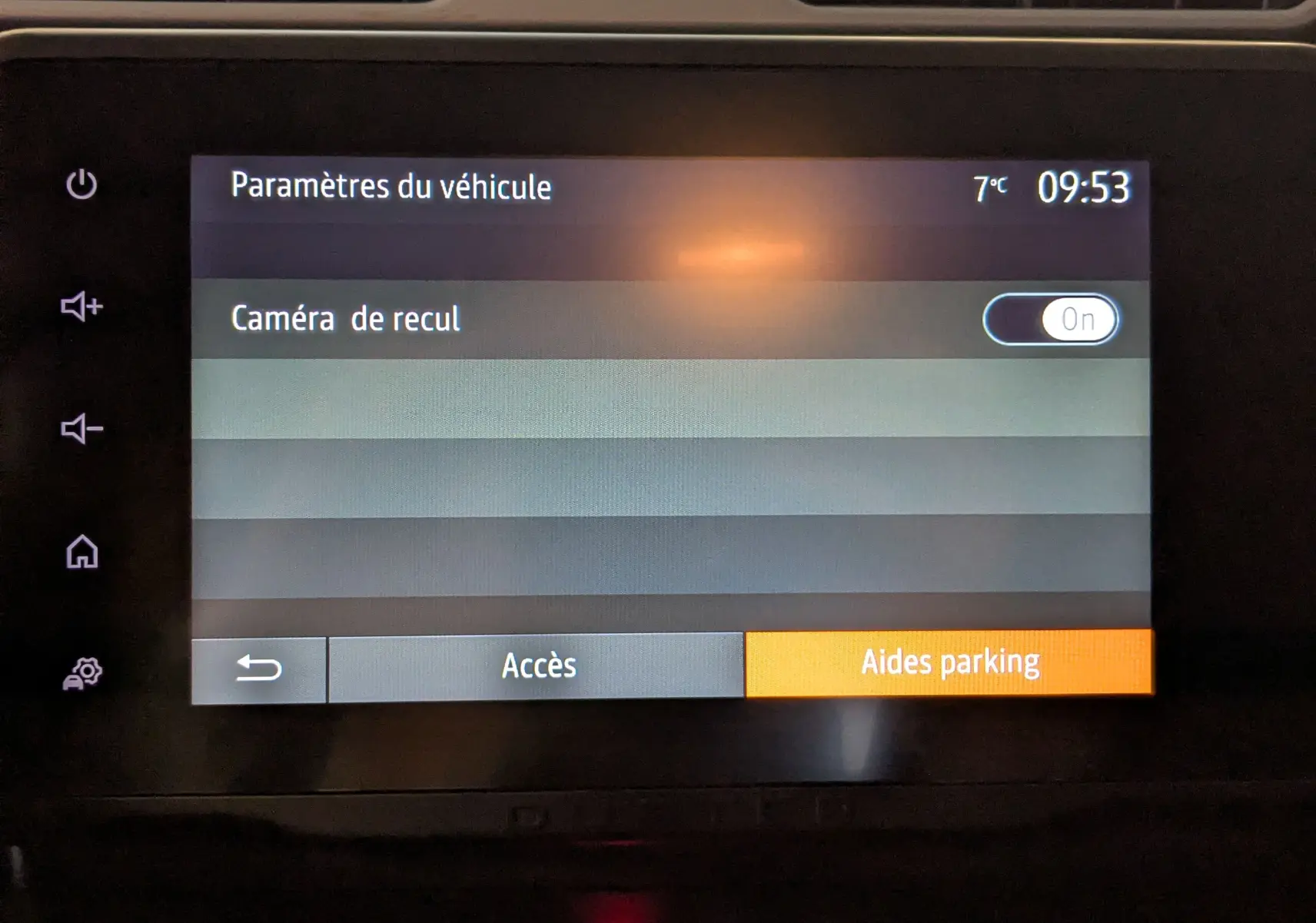 Écran tactile intérieur du Dacia Duster 2023 affichant les paramètres du véhicule avec l'option caméra de recul activée.