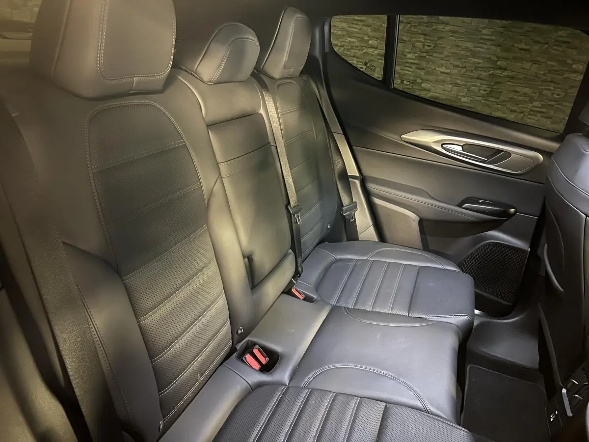 Vue intérieure côté droit des sièges arrière en cuir noir de l'Alfa Romeo Tonale Edizione Speciale 2022.