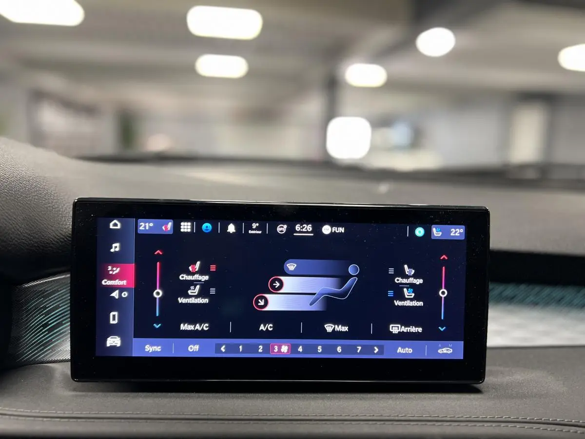 Écran tactile central du tableau de bord de l'Alfa Romeo Tonale 2022 affichant les réglages de climatisation bi-zone.