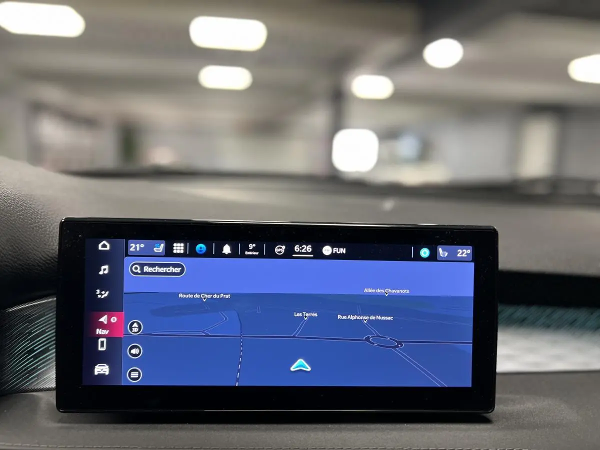 Affichage du système de navigation sur écran tactile intérieur de l'Alfa Romeo Tonale 2022, vue avant du tableau de bord.