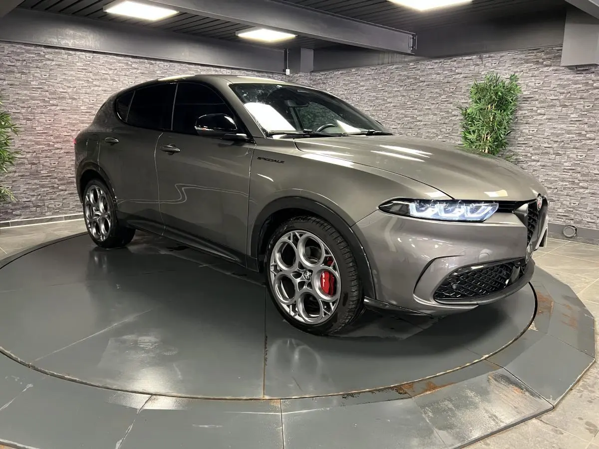 Alfa Romeo Tonale gris foncé vue 3/4 avant droit avec jantes 20 pouces et étriers de frein rouges Brembo