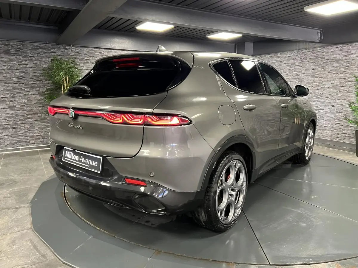 Vue 3/4 arrière droite de l'Alfa Romeo Tonale gris foncé avec feux arrière LED et jantes alliage 20 pouces.