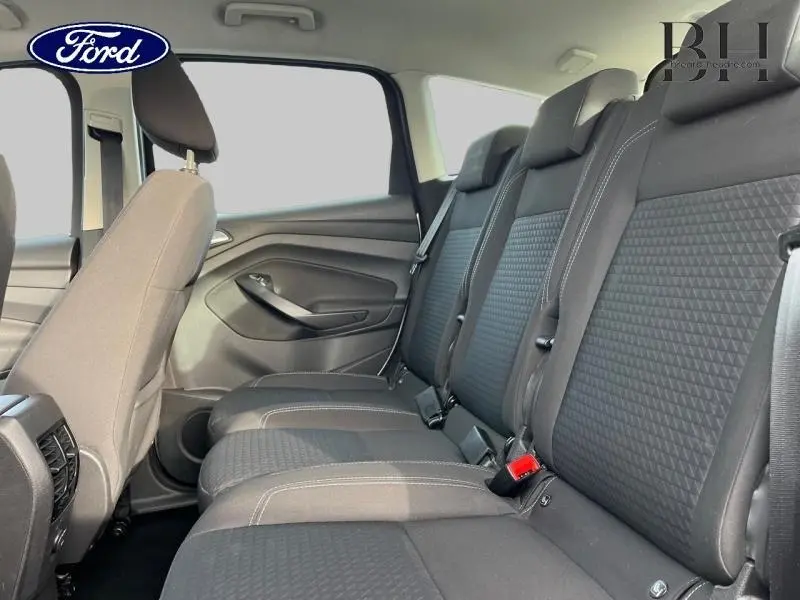 Vue latérale intérieure montrant les trois sièges individuels arrière gris foncé du Ford C-MAX 2018.