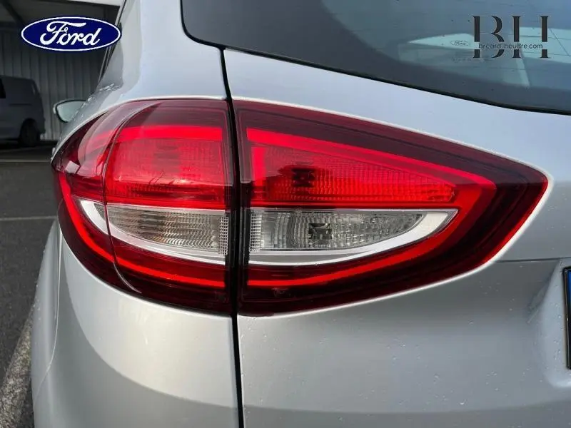 Gros plan sur le feu arrière droit gris lunaire d'une Ford C-MAX 2018, soulignant la finition et les lignes du hayon.