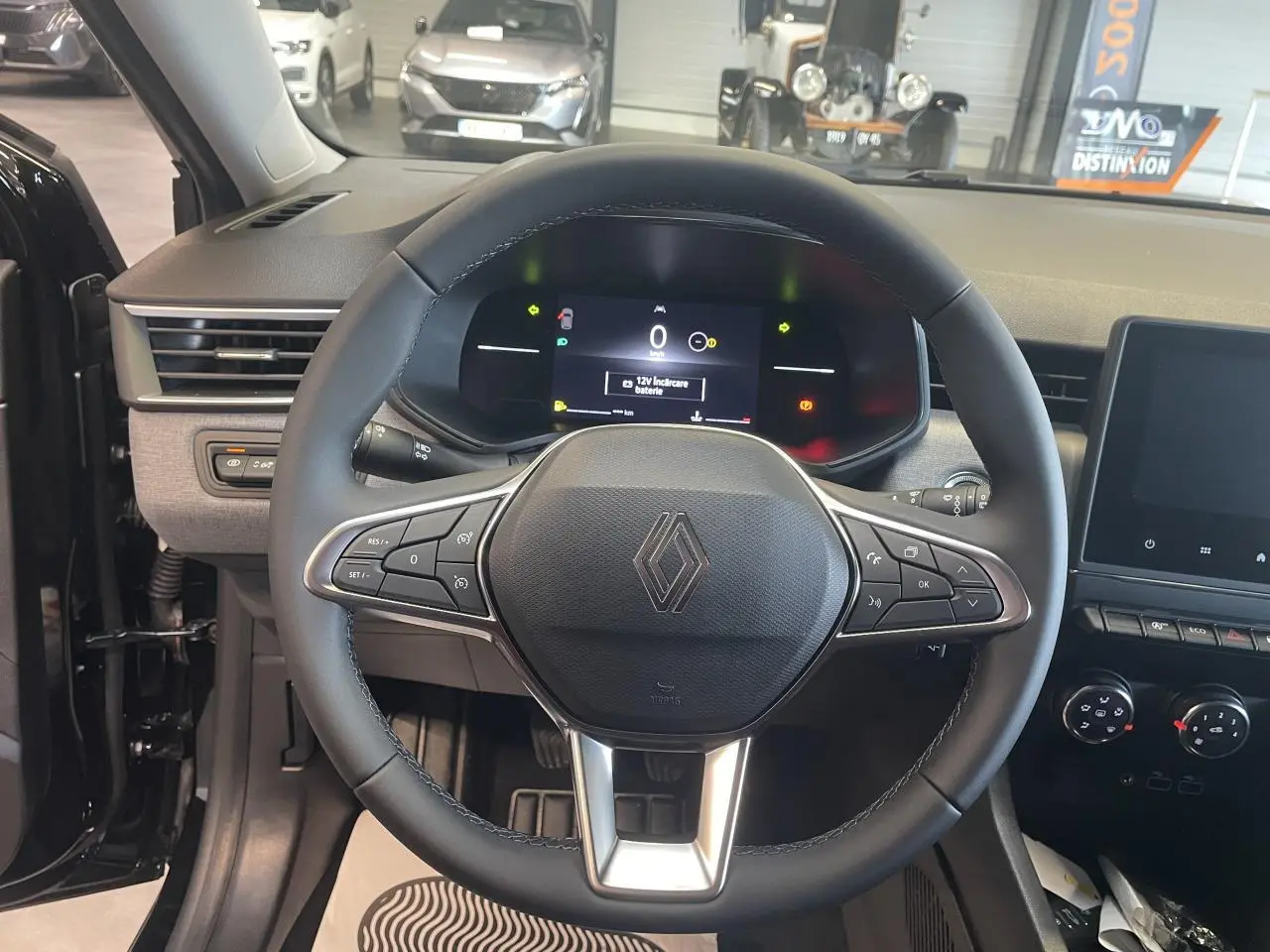 Vue intérieure centrée sur le volant noir de la Renault Clio 1.5 Blue dCi 2025 avec tableau de bord numérique allumé.