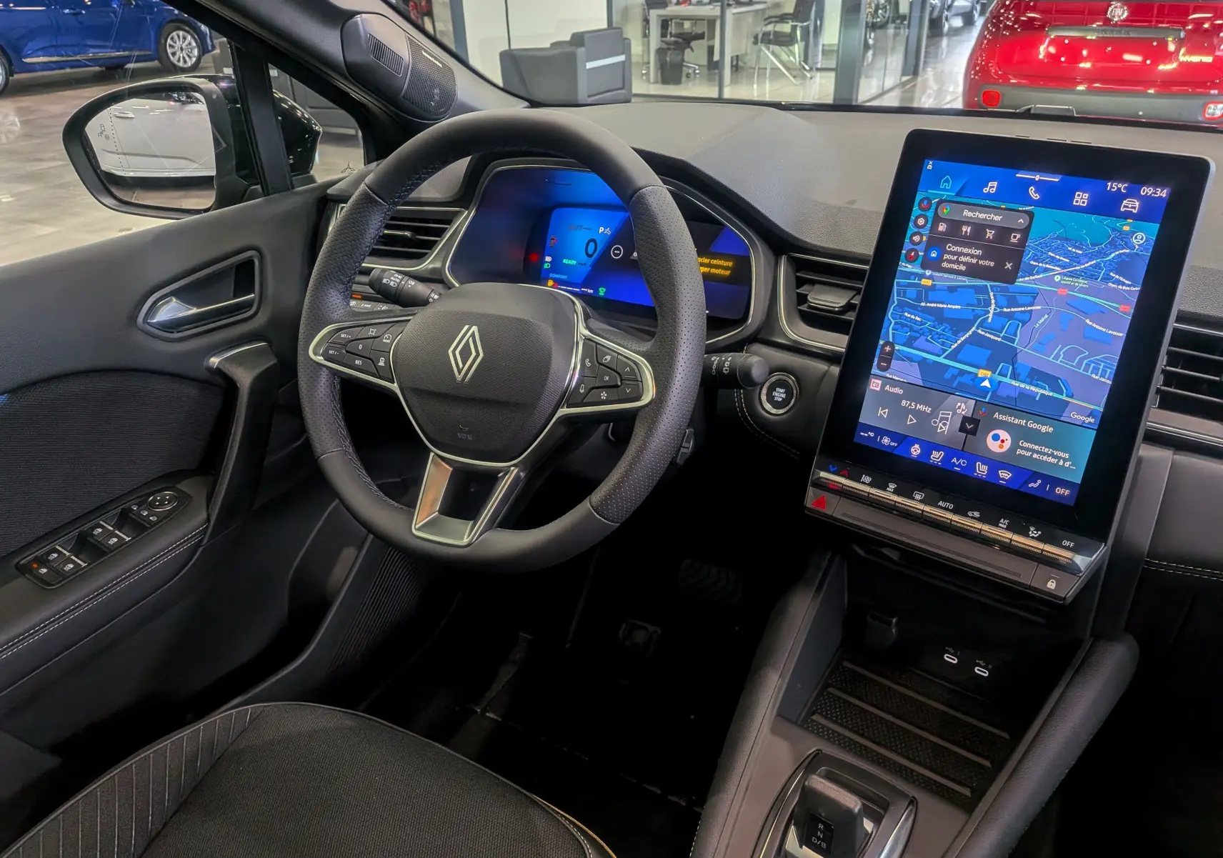 Vue intérieure côté conducteur du Renault Symbioz E-Tech noir étoilé, avec tableau de bord numérique et grand écran tactile vertical.