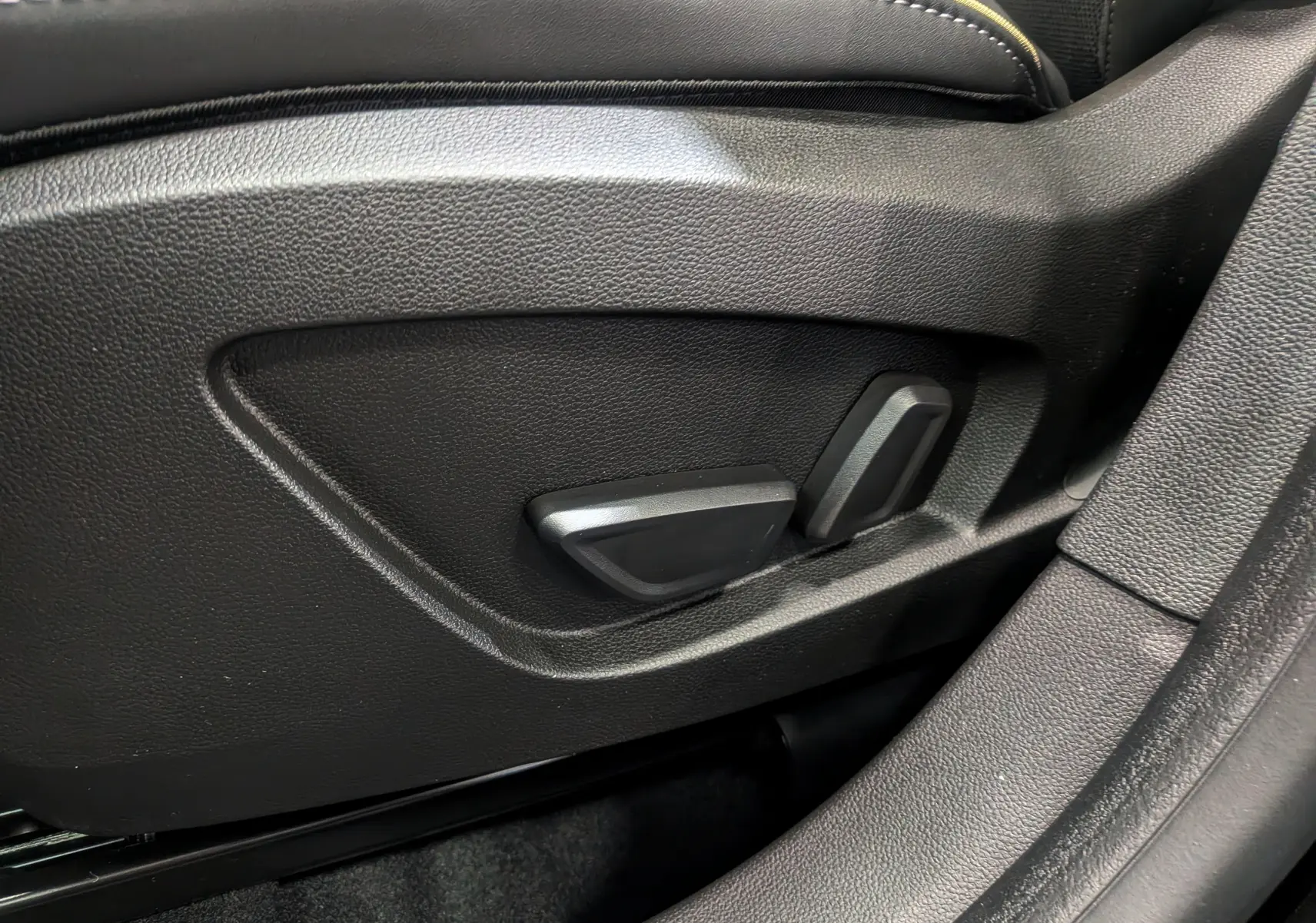 Réglages électriques des sièges en cuir noir à surpiqûres blanches dans une Renault Symbioz E-Tech 2026.