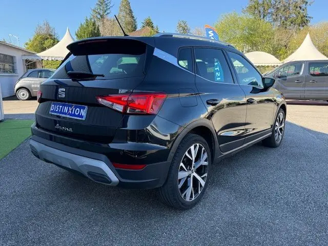 SEAT Arona noir avec toit gris vu en 3/4 arrière droit, jantes alliage 18 pouces et feux arrière LED distinctifs.