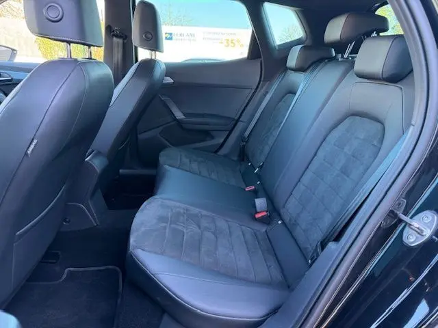 Vue intérieure côté droit sur la banquette arrière en suédine noire du SEAT Arona 2022 noir avec toit gris.