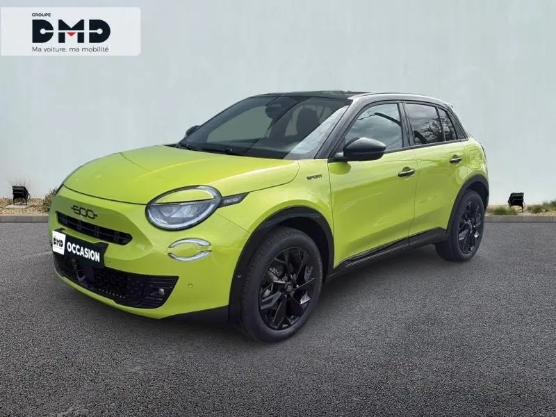Vue 3/4 avant droite de la FIAT 600 1.2 Hybrid Turbo Sport vert Méditerranéen métallisé avec toit noir et jantes noires.