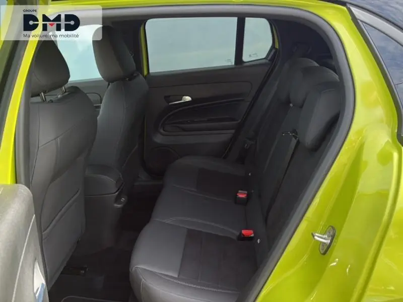 Vue intérieure arrière côté droit de la FIAT 600 vert Méditerranéen avec sièges noirs en tissu et cuir.