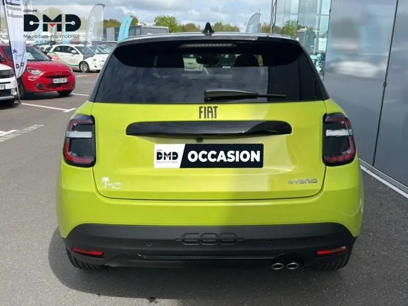 Vue arrière d'une FIAT 600 hybride vert Méditerranéen métallisé avec toit noir et double sortie d'échappement chromée.