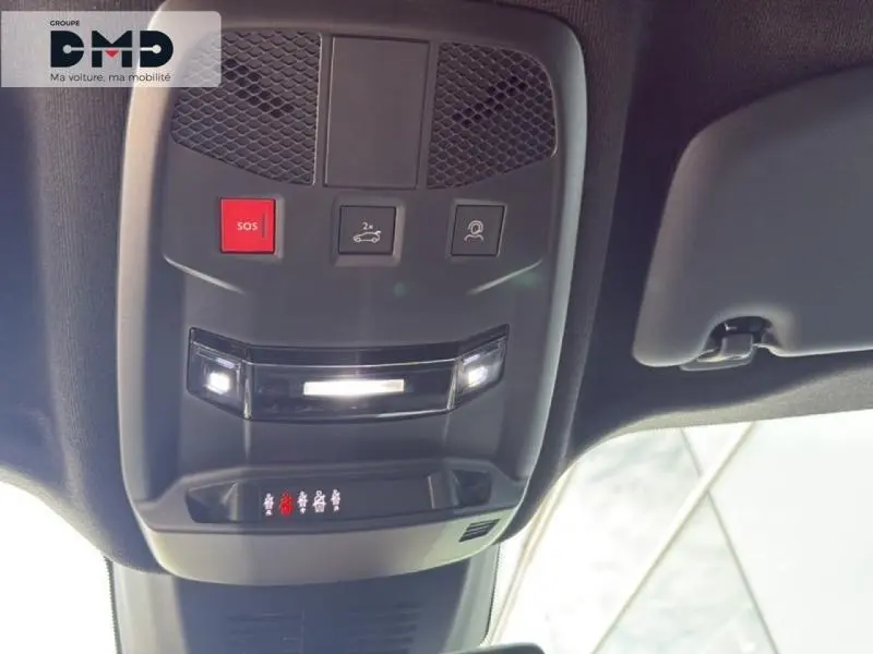 Vue en contre-plongée du plafonnier intérieur gris avec boutons SOS et éclairage LED de la FIAT 600 vert Méditerranéen.