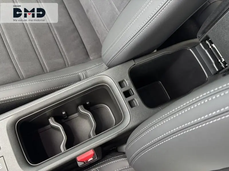 Vue plongeante sur l'accoudoir central gris avec rangement et porte-gobelets du Fiat 600 vert Méditerranéen toit noir.