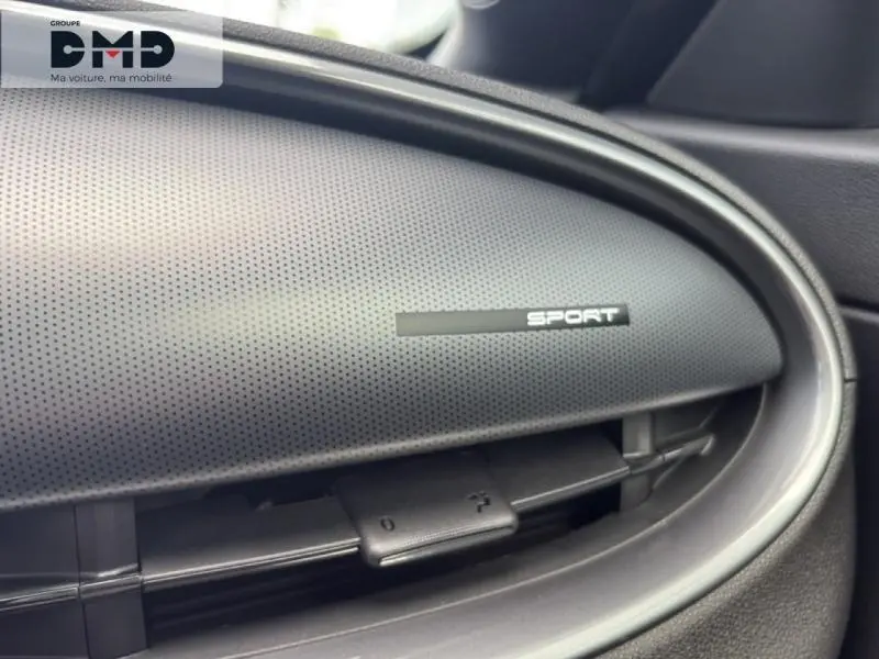 Gros plan sur la grille d’aération intérieure noire avec logo Sport de la FIAT 600 1.2 Hybrid Turbo.