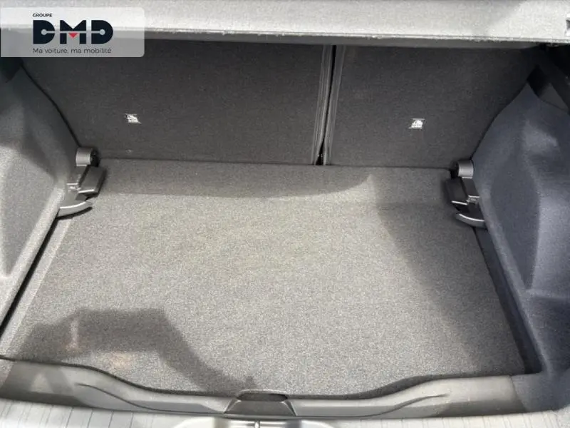 Coffre vide vu de face du FIAT 600 1.2 Hybrid Turbo vert Méditerranéen avec toit noir, intérieur gris.