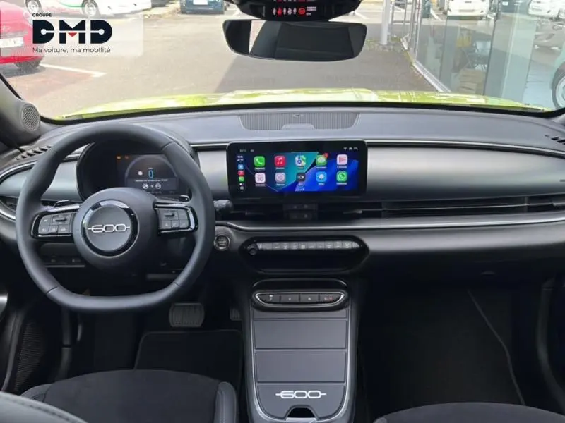 Vue intérieure avant du tableau de bord noir de la FIAT 600 1.2 Hybrid Turbo avec écran tactile central large.