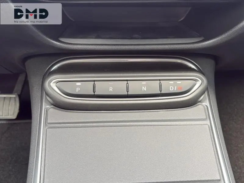 Gros plan sur la commande de boîte automatique avec boutons P, R, N, D/M dans l'habitacle d'une FIAT 600 2026.