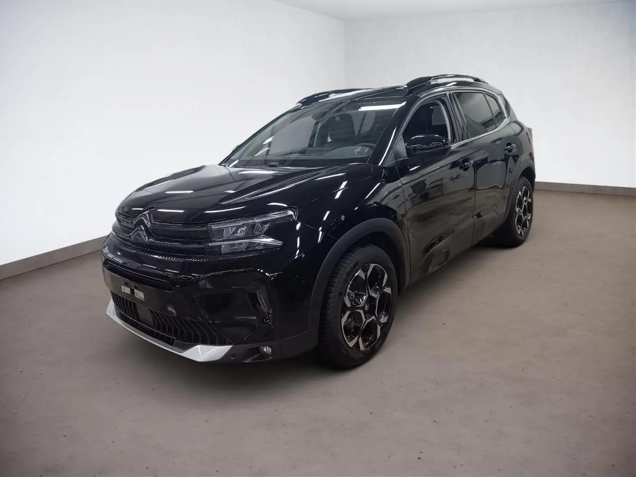 Citroën C5 Aircross Hybrid noir Perla en 3/4 avant droit, avec jantes diamantées bi-ton et barres de toit noires.