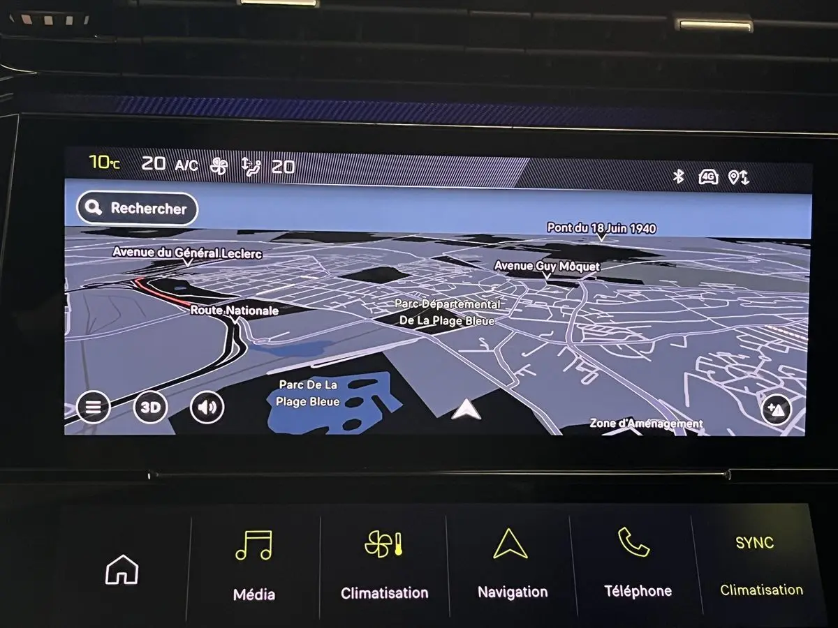 Écran tactile du système de navigation 3D de la Peugeot 308 GT PHEV 180 blanc nacré, affichant une carte détaillée.