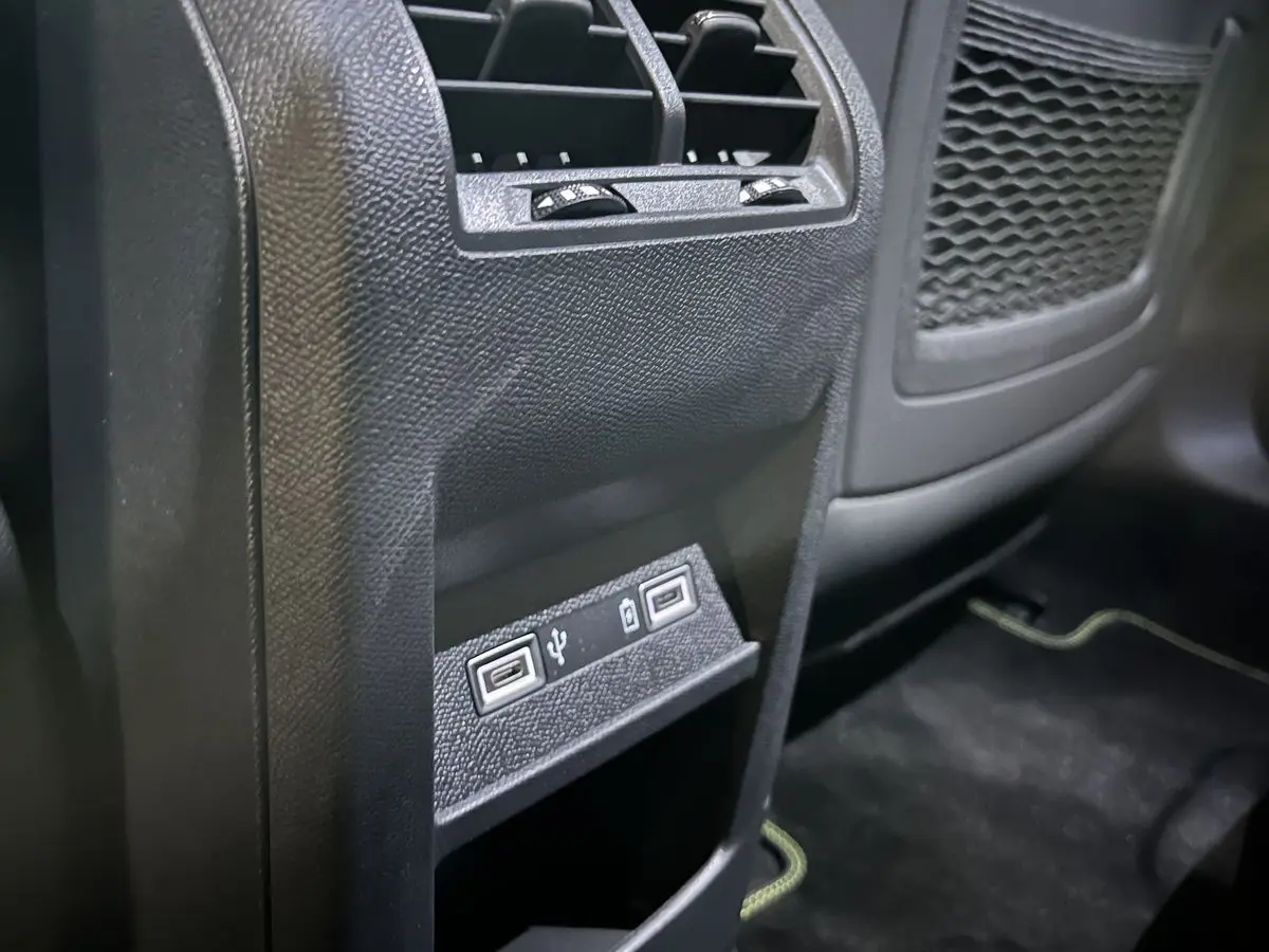 Prise USB arrière en gros plan dans l’habitacle noir d’une Peugeot 308 GT PHEV 2022 Blanc Nacré.