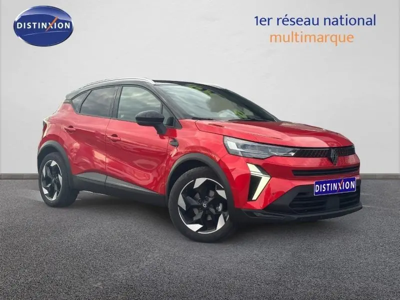 Renault Captur 2025 Rouge Flamme/Noir Etoilé en 3/4 avant droit, avec jantes noires et détails lumineux distinctifs.