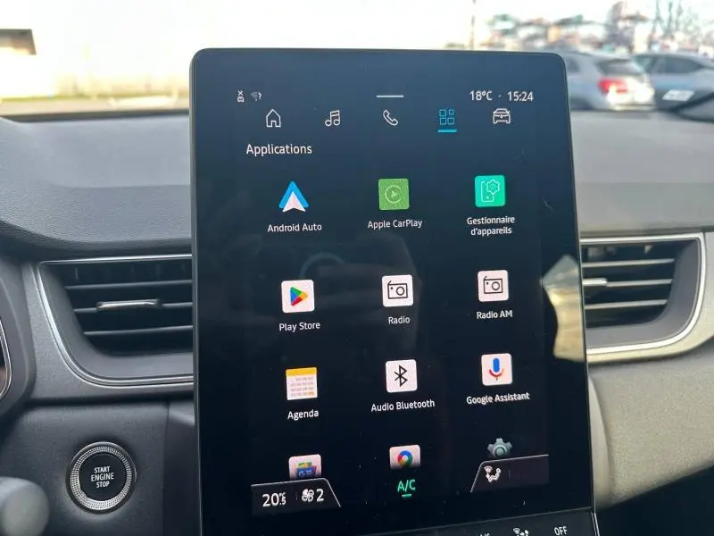 Écran tactile central du Renault Captur 2025 affichant les applications connectées, avec tableau de bord noir en arrière-plan.