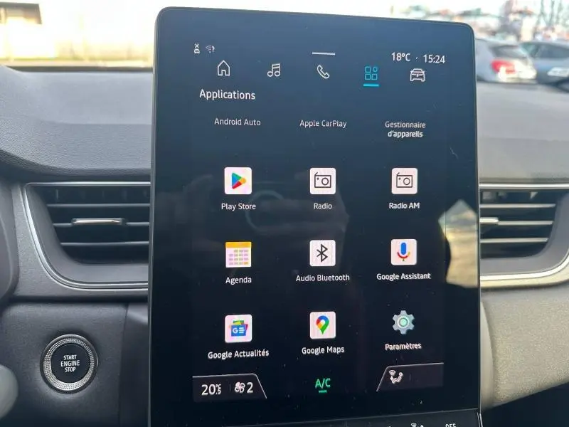 Écran tactile central du Renault Captur 2025, affichant les applications connectées, avec bouton Start/Stop à gauche.
