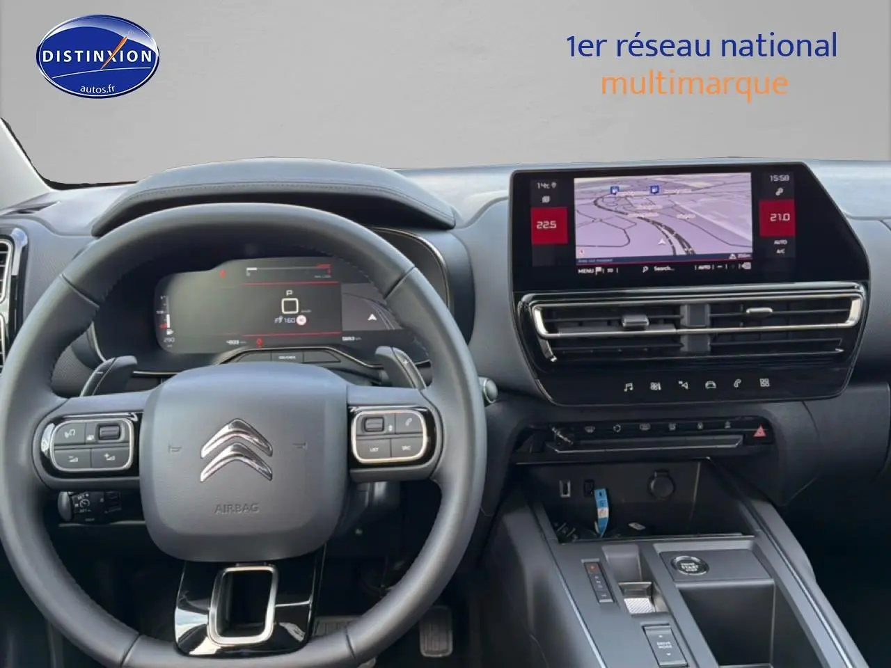 Vue intérieure centrée sur le volant cuir multifonction et l'écran tactile du tableau de bord du Citroën C5 Aircross blanc.