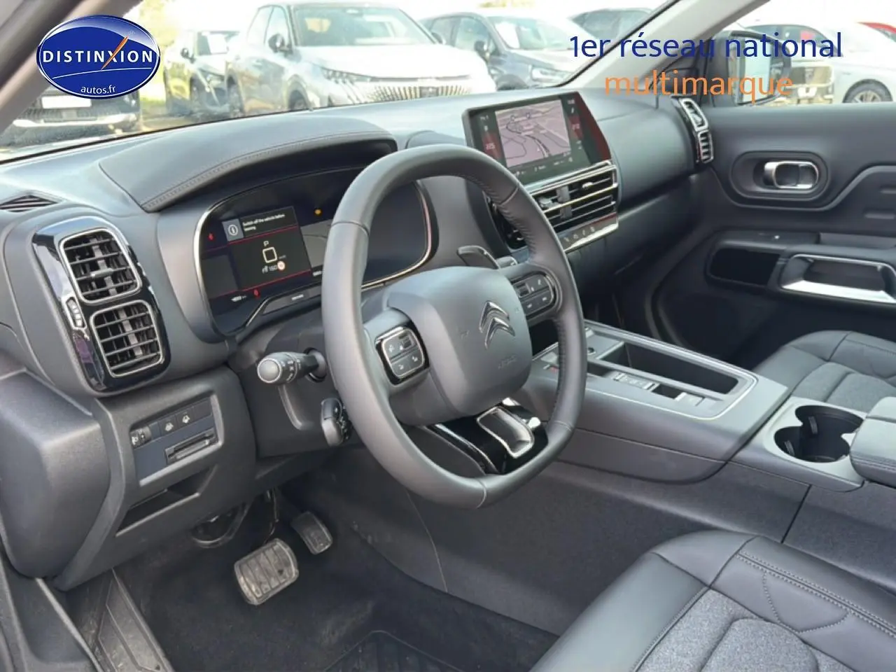 Intérieur avant droit du Citroën C5 Aircross blanc 2025 avec volant cuir multifonction et écran tactile GPS.