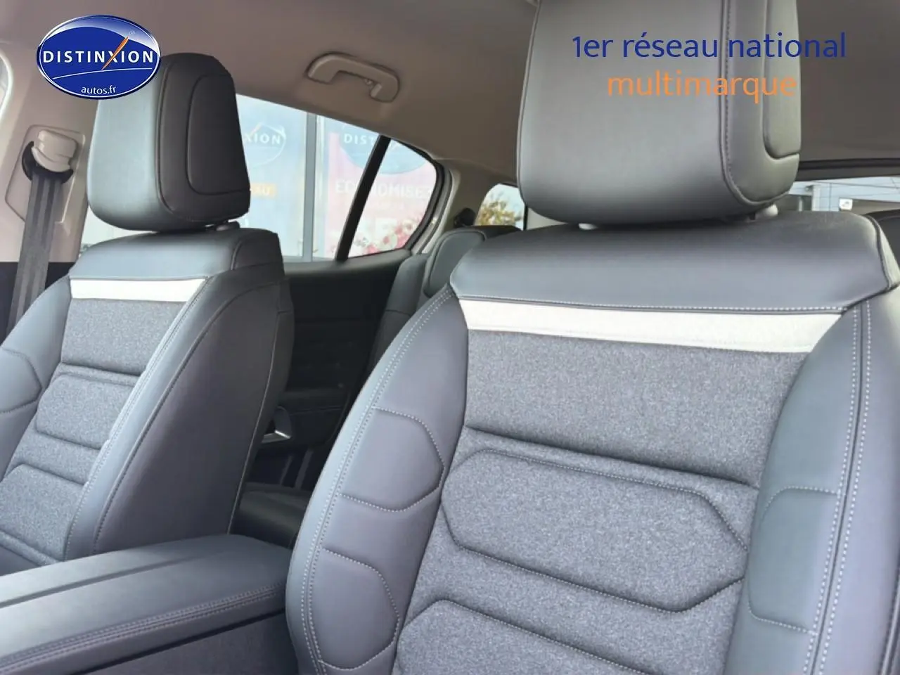 Gros plan sur les sièges avant gris et tissu du Citroën C5 Aircross 2025, intérieur moderne et confortable.