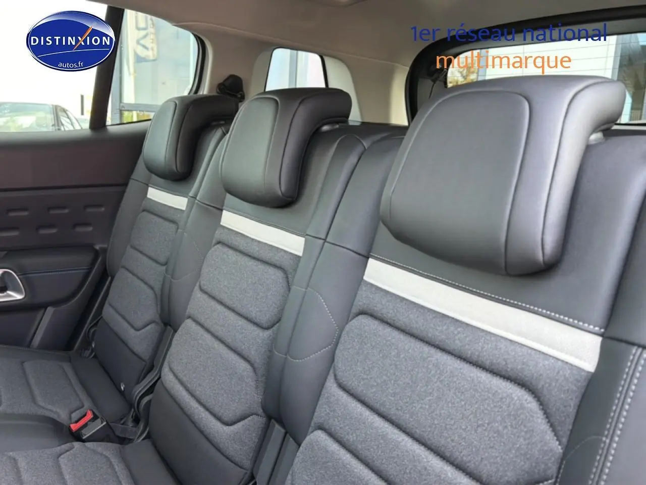 Vue intérieure sur la deuxième rangée de sièges individuels gris et noirs du Citroën C5 Aircross 2025.