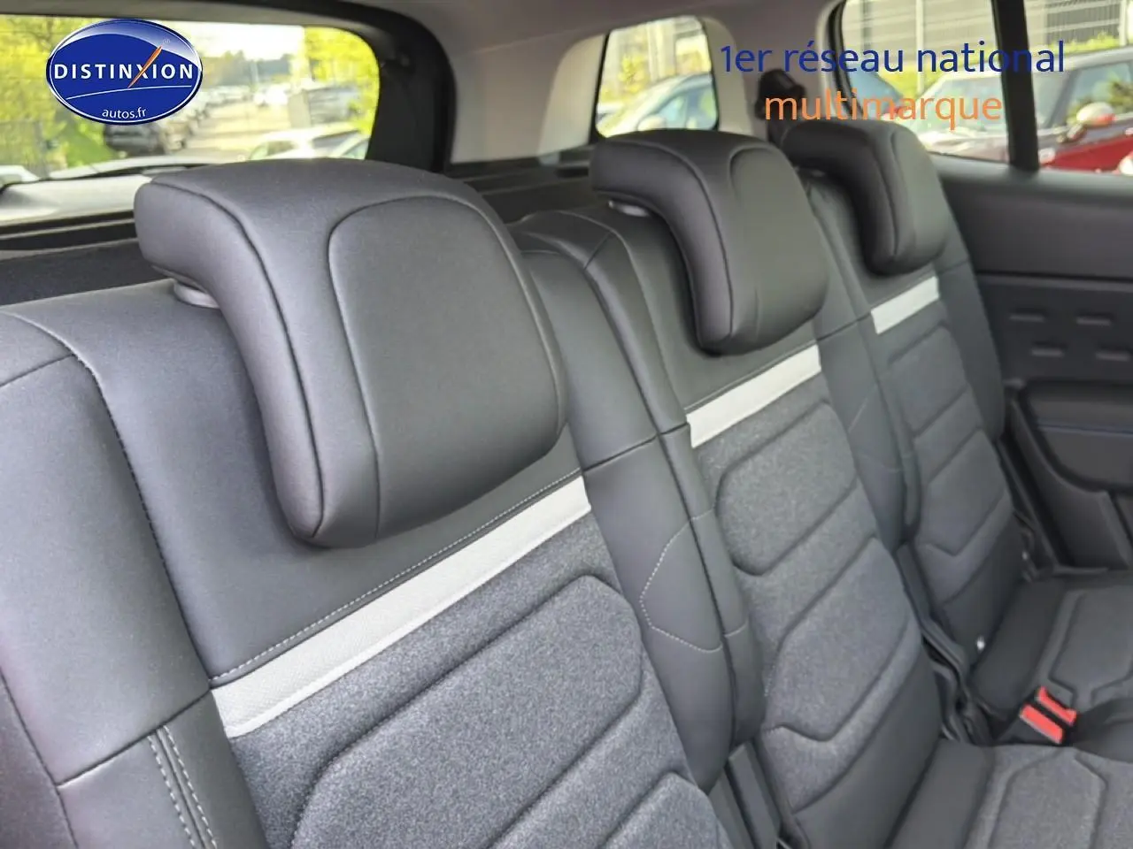 Vue rapprochée des trois sièges arrière individuels gris et noirs du Citroën C5 Aircross blanc, rang 2 coulissante.