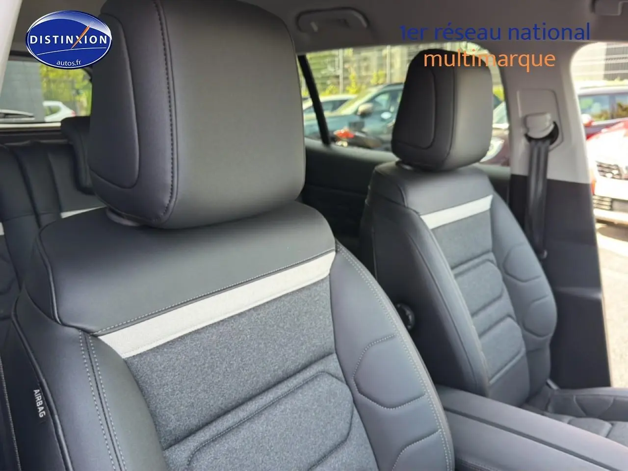 Vue intérieure rapprochée des sièges avant en cuir et tissu gris du Citroën C5 Aircross blanc, version 2025.