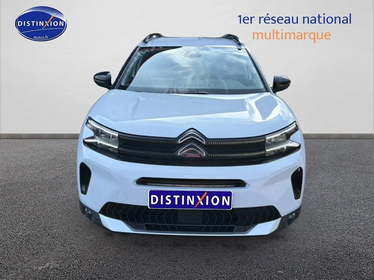 Vue avant d'un Citroën C5 Aircross blanc 2025 avec calandre noire et phares LED distinctifs.