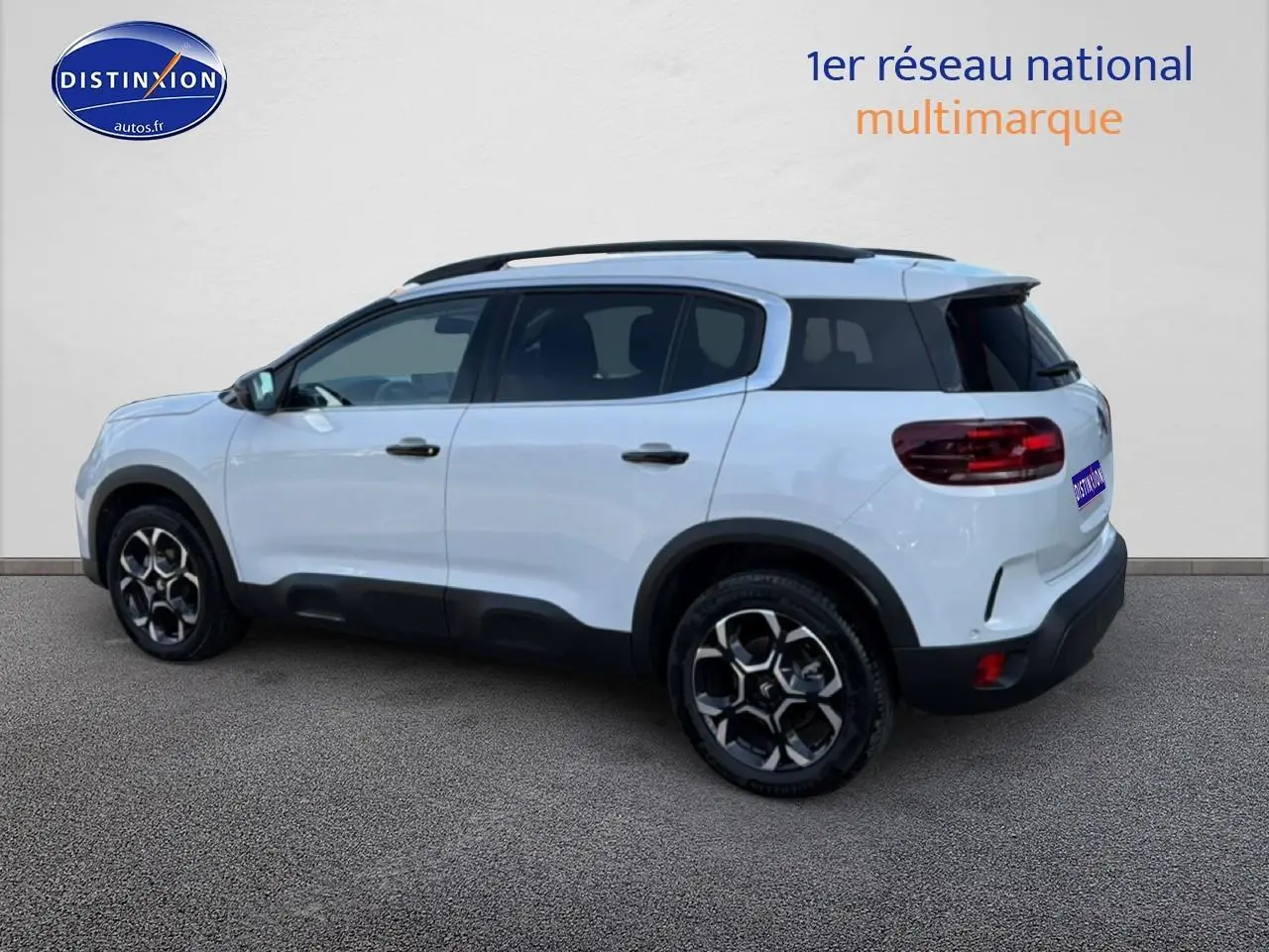 Vue latérale gauche d’un Citroën C5 Aircross blanc 2025 avec toit noir et jantes alu distinctives.